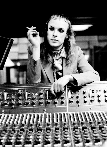 Брайан Ино (Roxy Music) в студии Air Studio London. Великобритания, 1973 | Источник: Gijsbert Hanekroot