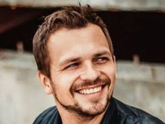 Переживший инсульт Алексей Янин начал вставать на ноги