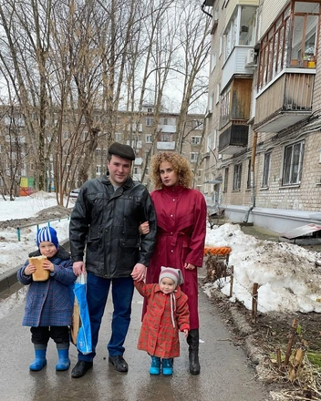 Со съемками пермячке помогает семья | Источник: nastena_tuneva / Instagram*