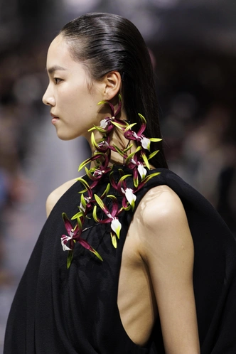 Дебют Джонатана Андерсона для Dior: цветы, скульптуры и новая женственность Дебют Джонатана Андерсона для Dior: цветы, скульптуры и новая женственность