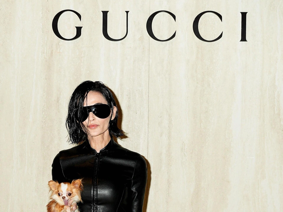 Деми Мур кардинально сменила имидж на шоу Gucci | marieclaire.ru