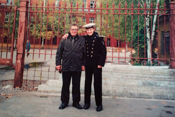 Во время увольнительных к Дане приезжал отец - Валерий Козловский