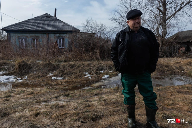 Мужчину в деревне чаще называют Лева. Но нам он представился именно Лео | Источник: Ирина Шарова / 72.RU