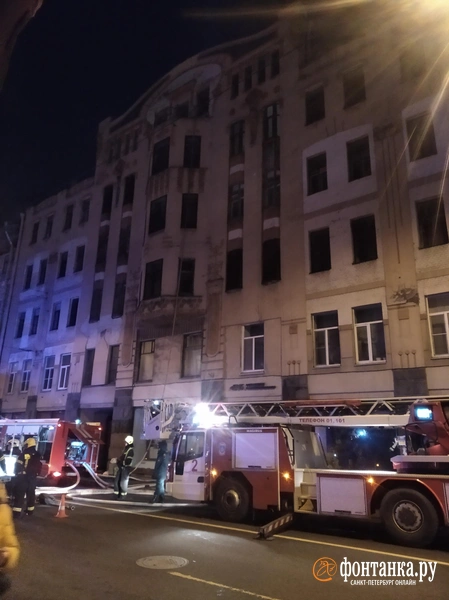 На Вознесенском тушат пожар в коммуналке исторического здания. Водители сообщают о перекрытиях | Источник: Читательница «Фонтанки» Катрин