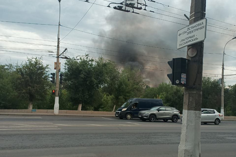 В Волгограде тушат пожар близ бывших цехов тракторного завода