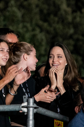 Смеялись, пели, отжигали: Анджелина Джоли и Шайло на концерте Maneskin забыли о ссоре