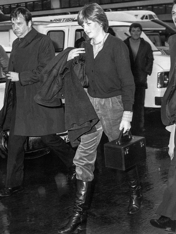 Диана уезжает из аэропорта Хитроу в Абердин, чтобы присоединиться к своему жениху принцу Чарльзу в Балморале, май 1981