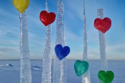 Жительница Северодвинска создала цветные льдинки для Белого моря