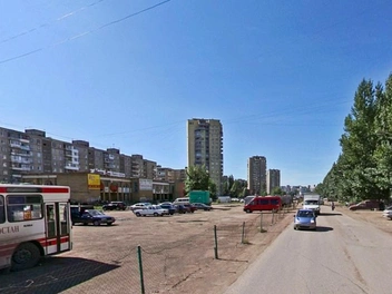 Огороженный паркинг почти на всю улицу | Источник: «Яндекс Карты»