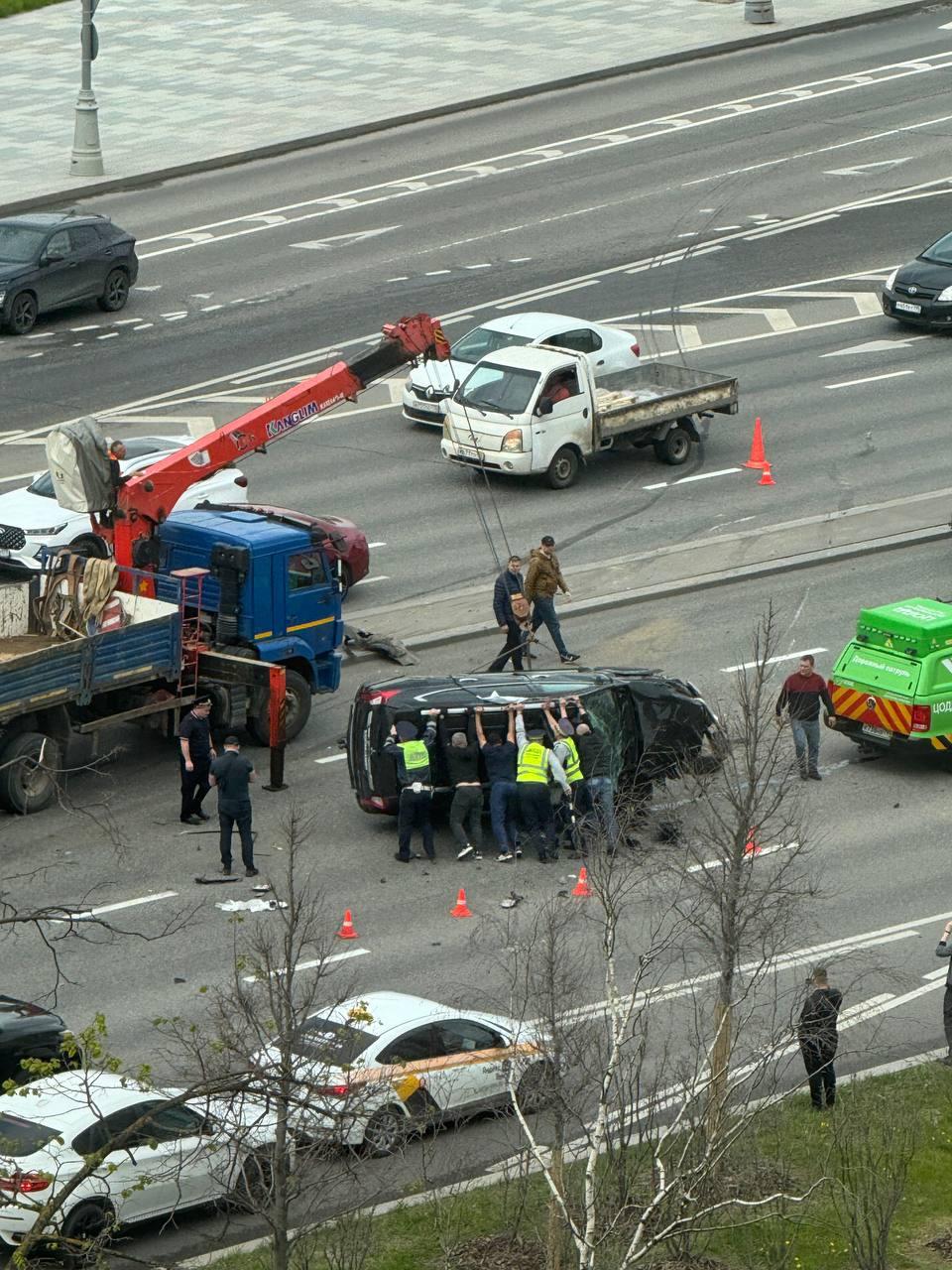 Массовое ДТП на Ленинском проспекте: столкнулись Toyota, Mitsubishi и КАМАЗ  — один из них перевернулся, видео момента аварии - 16 мая 2024 - МСК1.ру