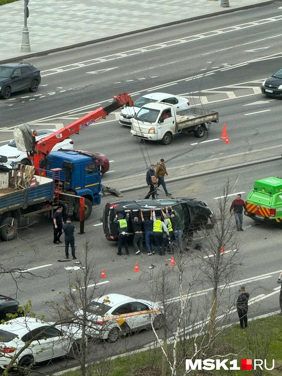 Массовое ДТП на Ленинском проспекте: столкнулись Toyota, Mitsubishi и КАМАЗ  — один из них перевернулся, видео момента аварии - 16 мая 2024 - МСК1.ру