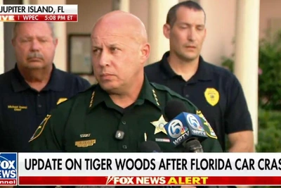 Тайгер Вудс с пустым взглядом на фото после ареста