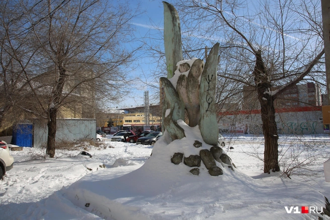 Досталась ли покупателю вдовесок еще и скульптура тюльпана рядом&nbsp;— не сообщается | Источник: Константин Завриков / V1.RU