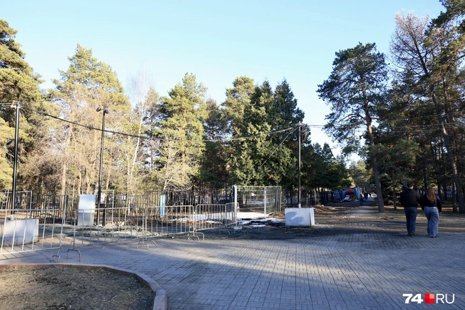 Аллея на северной границе парка закрыта уже не первый месяц | Источник: Михаил Шилкин