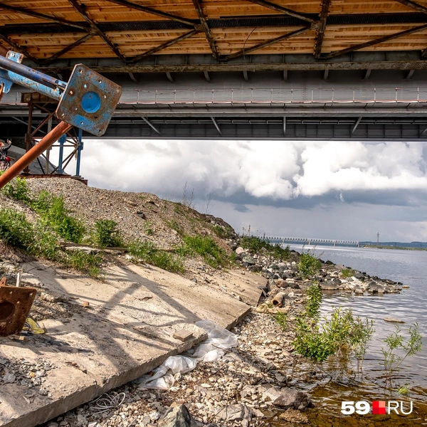 Вместе с мостом усиливают берегоукрепления: для защиты от волн укладывают булыжники | Источник: Василина Любимова / 59.RU