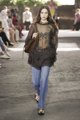 Прозрачная туника-блуза: тренд, как носить, примеры, фото
