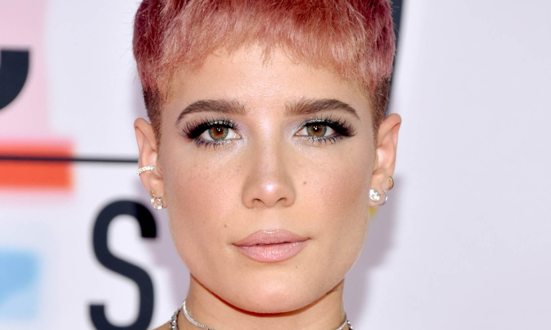 Холзи лейкемия. Halsey. Halsey певица. Halsey 2012. Холзи лысая.