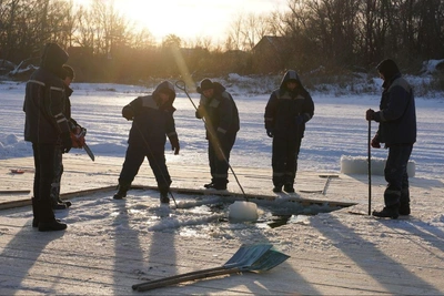 Крещенская купель в Оренбурге: две проруби у скейт-парка