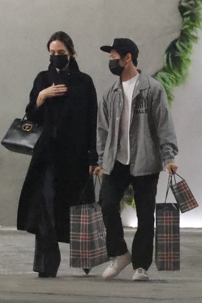 Чей образ круче: Джоли и Джей Ло вышли за покупками в идеальных черных пальто