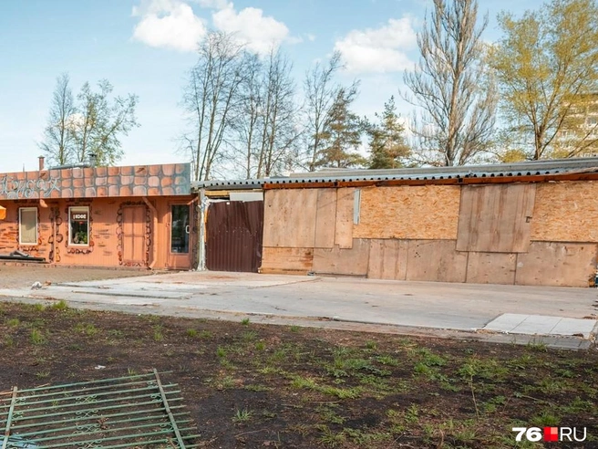 А это виды места, где стояло кафе «Много рыбы». Его здание признали самовольно возведенным, зато пустырь здесь теперь законный | Источник: Александр Куренной / 76.RU