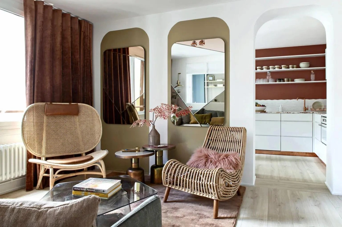 Кресло Nomad из ротанга с кожаным сиденьем, Norr11. Кресло Dan из ротанга и зеркала Mia, Maisons du Monde. Розовая подушка и керамическая ваза, BHV. Журнальные столики, Sophie Séguéla. Стеклянный столик Saw, диван-кровать Lazare и ковер Used, AMPM. Бархатные шторы Saga Vegas Velvet, 10 sur Dix. Краска Malt 176, Flamant. | Источник: Николас Матеус