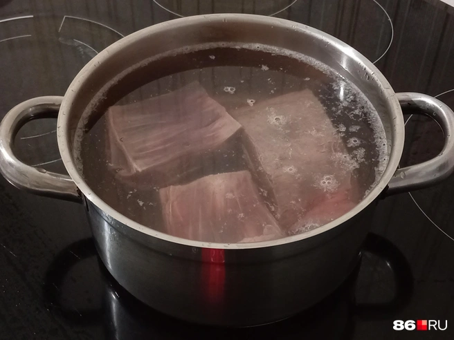 Мясо залейте холодной водой и доведите до кипения | Источник: Мария Гришкина / 86.RU