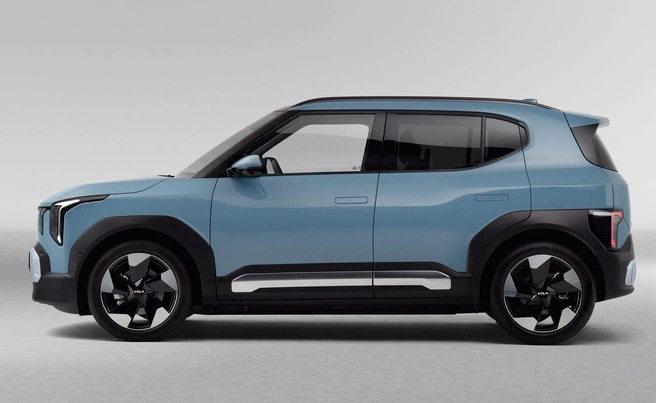А вот обратная часть южнокорейского спектра: компактный Kia EV2 длиной лишь чуть более 4 метров. Удивительно, но он построен на той же платформе E-GMP, что и пятиметровый Ioniq 9. Это лишний раз показывает плюсы модульных электромобильных платформ. С помощью таких моделей Kia планирует дать бой китайцам на европейском рынке | Источник: пресс-служба компании Kia