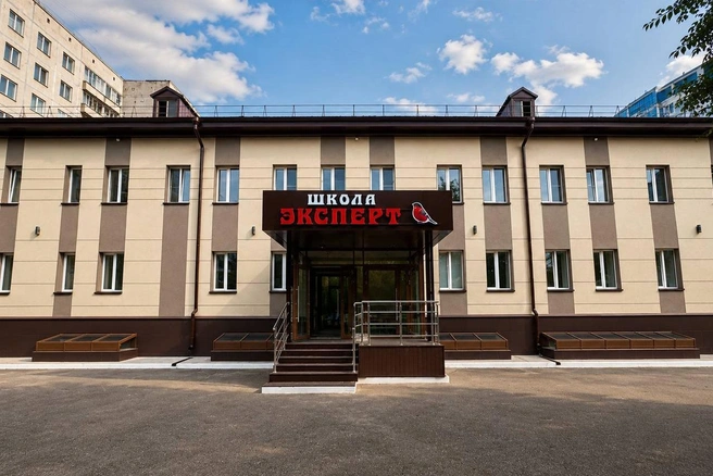 Школа расположилась в отдельно стоящем здании на улице Калинина | Источник: «Эксперт»