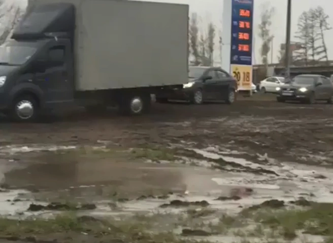 Видео: на развязке трассы М5 в Рязани водители «срезают» по газону | ya62.ru