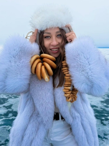 На льду озера девушка устроила фотосессию в русском стиле | Источник: @yuliapak / Instagram (экстремистская организация, деятельность запрещена на территории РФ)