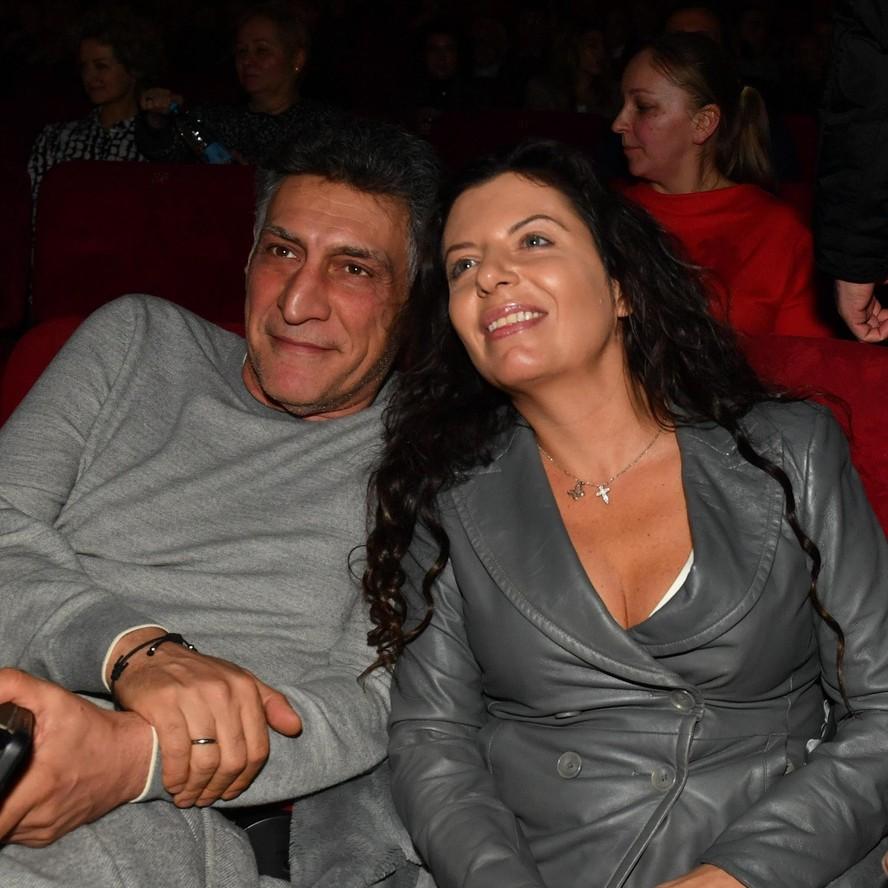 Симоньян раскрыла, что Кеосаяна кремировали: «Я по-прежнему ложусь в постель с мужем. Прах стоит на прикроватной тумбочке»