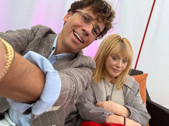 Мен трусикамды және өзімді шешіп алдым.