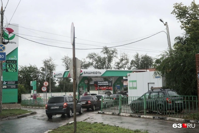 А это&nbsp;— на улице Авроры перед Южным мостом | Источник: Роман Данилкин / 63.RU 