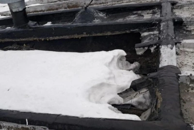 В Дзержинском районе обрушилась крыша пятиэтажки, выбило пробки