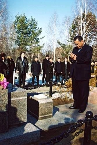 Главы государств побывали на могиле отца японского премьер-министра | Источник: Kremlin.ru