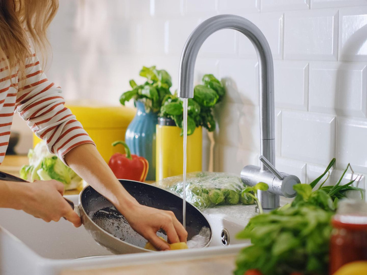 Не спешите бежать в магазин: 7 вещей, которые заменят средство для мытья посуды