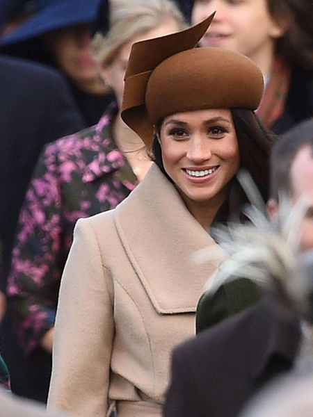 2017Меган в необычной коричневой шляпе Филипа Трейси на рождественской службе вместе с королевской семьей.