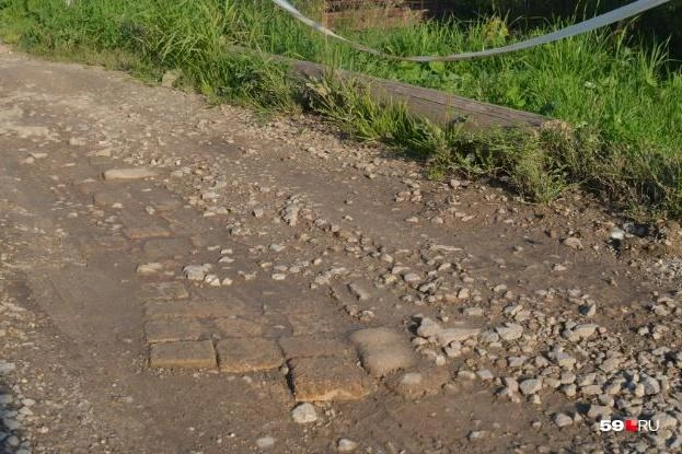 Первая дорога пролежала год, а потом жители Пыскора решили построить вторую. По своей уникальной технологии | Источник: 59.RU