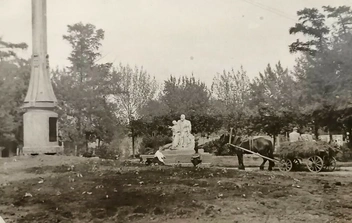 Скульптура находилась в сквере Свердлова | Источник: pastvu.com