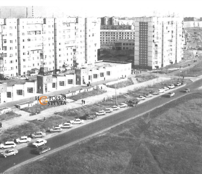 «Детский мир» на Ленина в 90-е годы. Строение и по сей день выглядит практически так же | Источник: «История Сургута / Ретро Сургут» / Vk.com