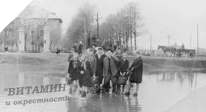 Радостные жители поселка Витаминкомбинат | Источник: Газета «Витамин и окрестности»