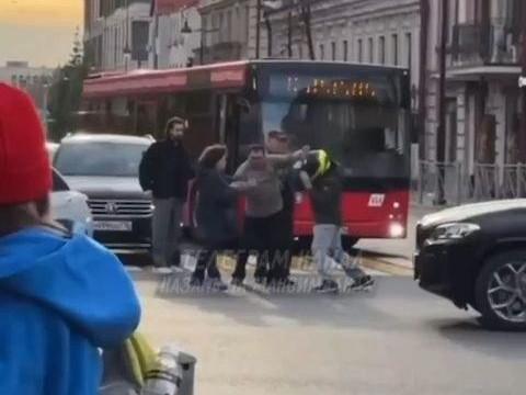 В Казани женщина распылила перцовый баллончик в лицо подростку. Полиция начала проверку