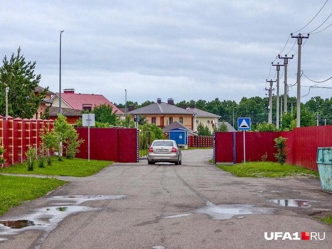 И въезд у них по пропускам, ну почти | Источник: Булат Салихов / UFA1.RU