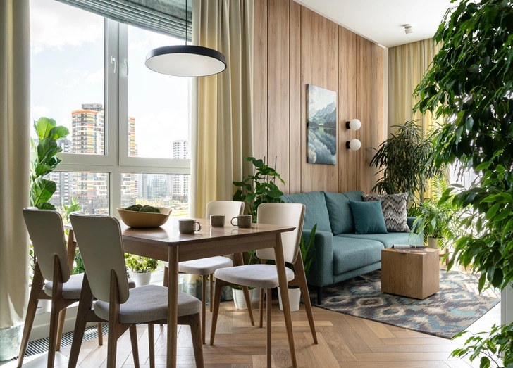 Паркет FB Hout Chicago, FB+Design Parquet. Панели за диваном, ЛДСП Egger. Диван, Vectra mebel. Журнальный стол, Mexo. Ковер, Carpet decor. Бра, Maytoni. Потолочные светильник, Arte lamp. Картины (во всей квартире, кроме прихожей), Miliart. Текстиль на окнах, Tenek.by. Стол и стулья, Woodlight. Посуда, Алеся Тюлькова. | Источник: Катя Самойлович. Стиль: Милана Колодник 