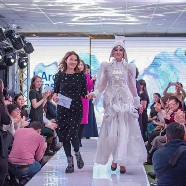 Варвара Филиппова на показе мод с Мисс Виртуальная Якутия-2009 Лидой Череневой | Источник: Мария Давыдова / jour-ykt.ru