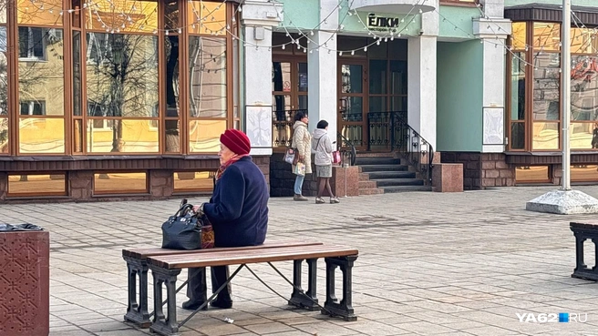 На Почтовой люди либо неспешно прогуливаются, либо наслаждаются теплом на лавочках | Источник: Виктория Улитова / YA62.RU