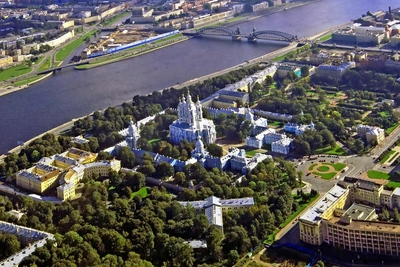 Смольный: от смоляного двора до монастыря