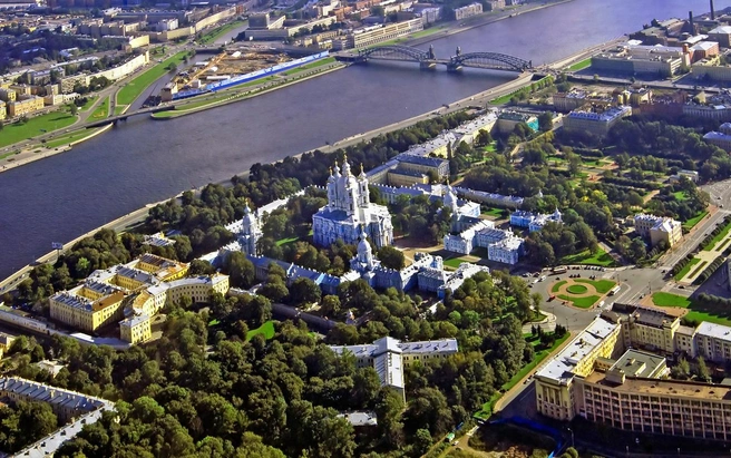 Смольный до монастыря: склады, огороды и летний дворец Елизаветы | Источник: iStock.com/Gelia