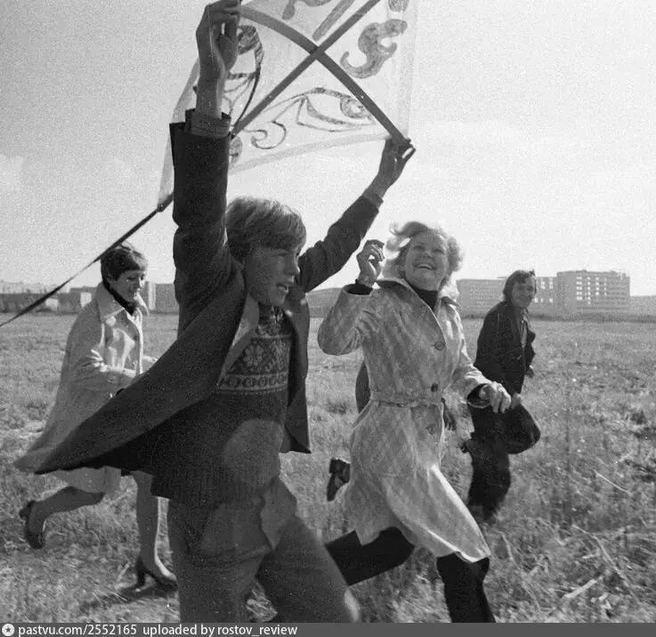 1979 год. Студенты юридического факультета Ростовского государственного университета запускают воздушного змея недалеко от университетской поляны | Источник: И. Зотин / pastvu.com