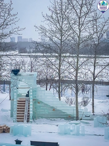 Работа кипит | Источник: Ледовый городок на Михайловской набережной / Vk.com